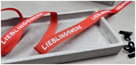 Entdecke unsere vielseitigen Webbänder und Kordeln im schlichten oder auffälligen Neon-Stil! Perfekt für kreative DIY-Projekte, langlebig und einfach zu verarbeiten. Verleihe Deinen Designs eine individuelle Note. Jetzt online bestellen!