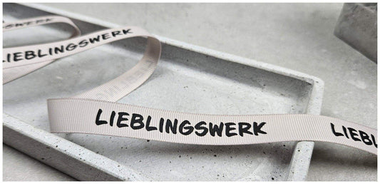 Entdecke unsere vielseitigen Webbänder und Kordeln im schlichten oder auffälligen Neon-Stil! Perfekt für kreative DIY-Projekte, langlebig und einfach zu verarbeiten. Verleihe Deinen Designs eine individuelle Note. Jetzt online bestellen!