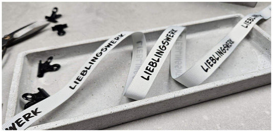 Entdecke unsere vielseitigen Webbänder und Kordeln im schlichten oder auffälligen Neon-Stil! Perfekt für kreative DIY-Projekte, langlebig und einfach zu verarbeiten. Verleihe Deinen Designs eine individuelle Note. Jetzt online bestellen!