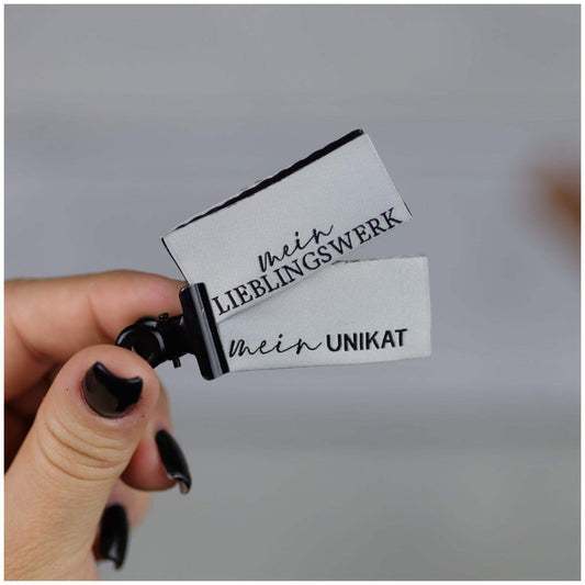 Entdecke unsere auffälligen Statement Weblabels! Perfekt für individuelle DIY-Projekte und einzigartige Modekreationen. Hochwertig, langlebig und einfach anzubringen. Verleihe Deinen Designs eine besondere Note mit unseren trendigen Labels. Jetzt online b