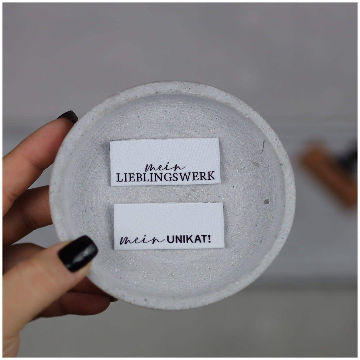 Entdecke unsere auffälligen Statement Weblabels! Perfekt für individuelle DIY-Projekte und einzigartige Modekreationen. Hochwertig, langlebig und einfach anzubringen. Verleihe Deinen Designs eine besondere Note mit unseren trendigen Labels. Jetzt online b
