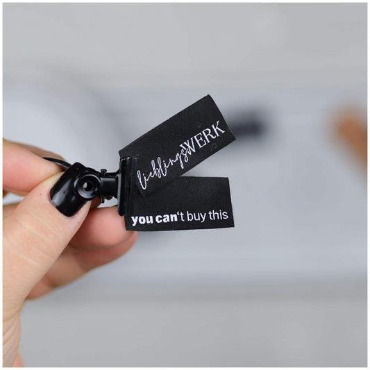 Entdecke unsere auffälligen Statement Weblabels! Perfekt für individuelle DIY-Projekte und einzigartige Modekreationen. Hochwertig, langlebig und einfach anzubringen. Verleihe Deinen Designs eine besondere Note mit unseren trendigen Labels. Jetzt online b