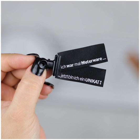 Entdecke unsere auffälligen Statement Weblabels! Perfekt für individuelle DIY-Projekte und einzigartige Modekreationen. Hochwertig, langlebig und einfach anzubringen. Verleihe Deinen Designs eine besondere Note mit unseren trendigen Labels. Jetzt online b