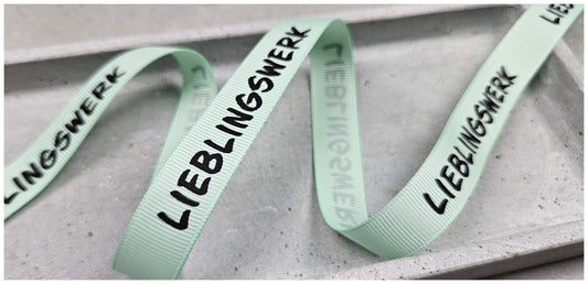 Entdecke unsere vielseitigen Webbänder und Kordeln im schlichten oder auffälligen Neon-Stil! Perfekt für kreative DIY-Projekte, langlebig und einfach zu verarbeiten. Verleihe Deinen Designs eine individuelle Note. Jetzt online bestellen!