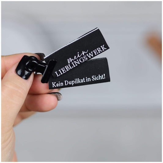 Entdecke unsere auffälligen Statement Weblabels! Perfekt für individuelle DIY-Projekte und einzigartige Modekreationen. Hochwertig, langlebig und einfach anzubringen. Verleihe Deinen Designs eine besondere Note mit unseren trendigen Labels. Jetzt online b