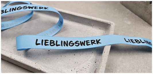 Entdecke unsere vielseitigen Webbänder und Kordeln im schlichten oder auffälligen Neon-Stil! Perfekt für kreative DIY-Projekte, langlebig und einfach zu verarbeiten. Verleihe Deinen Designs eine individuelle Note. Jetzt online bestellen!