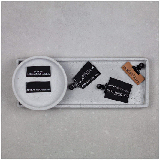 Entdecke unsere auffälligen Statement Weblabels! Perfekt für individuelle DIY-Projekte und einzigartige Modekreationen. Hochwertig, langlebig und einfach anzubringen. Verleihe Deinen Designs eine besondere Note mit unseren trendigen Labels. Jetzt online b