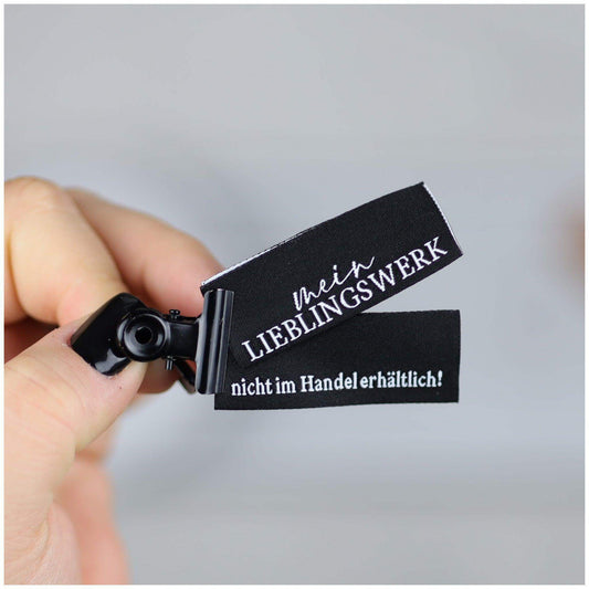 Entdecke unsere auffälligen Statement Weblabels! Perfekt für individuelle DIY-Projekte und einzigartige Modekreationen. Hochwertig, langlebig und einfach anzubringen. Verleihe Deinen Designs eine besondere Note mit unseren trendigen Labels. Jetzt online b