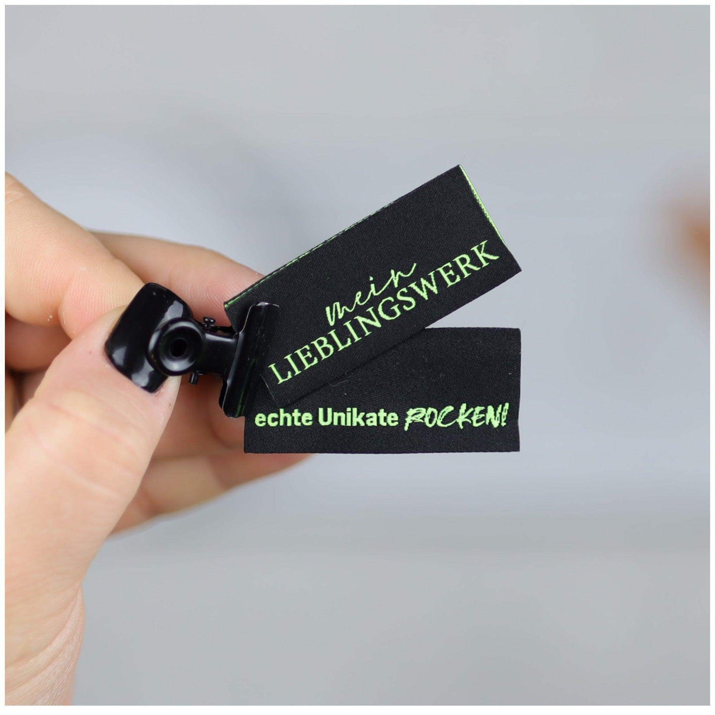 Entdecke unsere auffälligen Statement Weblabels! Perfekt für individuelle DIY-Projekte und einzigartige Modekreationen. Hochwertig, langlebig und einfach anzubringen. Verleihe Deinen Designs eine besondere Note mit unseren trendigen Labels. Jetzt online b