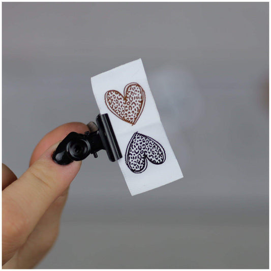 Entdecke unsere auffälligen Statement Weblabels! Perfekt für individuelle DIY-Projekte und einzigartige Modekreationen. Hochwertig, langlebig und einfach anzubringen. Verleihe Deinen Designs eine besondere Note mit unseren trendigen Labels. Jetzt online b