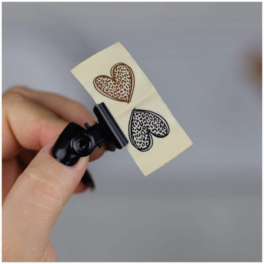 Entdecke unsere auffälligen Statement Weblabels! Perfekt für individuelle DIY-Projekte und einzigartige Modekreationen. Hochwertig, langlebig und einfach anzubringen. Verleihe Deinen Designs eine besondere Note mit unseren trendigen Labels. Jetzt online b