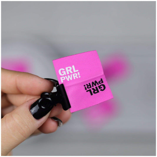 Entdecke unsere auffälligen Statement Weblabels! Perfekt für individuelle DIY-Projekte und einzigartige Modekreationen. Hochwertig, langlebig und einfach anzubringen. Verleihe Deinen Designs eine besondere Note mit unseren trendigen Labels. Jetzt online b