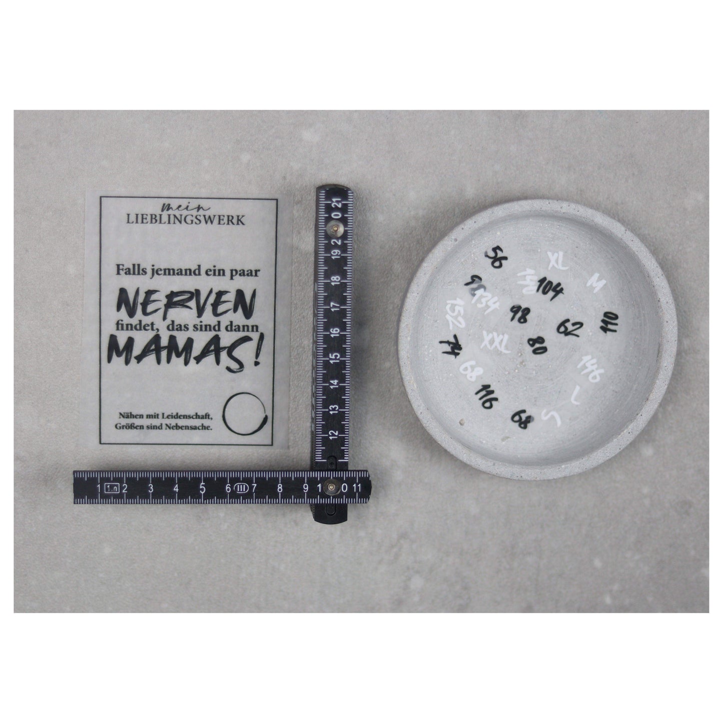 Entdecke unsere stylischen Größenlabels als Bügelbilder für Statement-Jacken! Einfach aufzubügeln, langlebig und perfekt für individuelle DIY-Projekte. Verleihe Deinen Jacken eine persönliche Note und sorge für klare Größenangaben. Jetzt online kaufen!