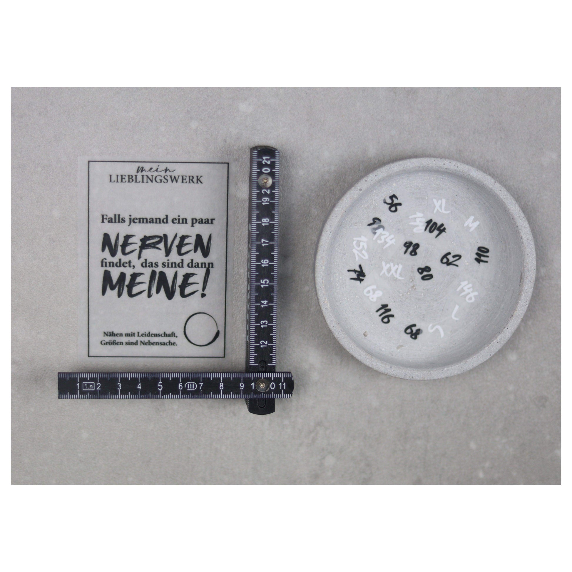 Entdecke unsere stylischen Größenlabels als Bügelbilder für Statement-Jacken! Einfach aufzubügeln, langlebig und perfekt für individuelle DIY-Projekte. Verleihe Deinen Jacken eine persönliche Note und sorge für klare Größenangaben. Jetzt online kaufen!