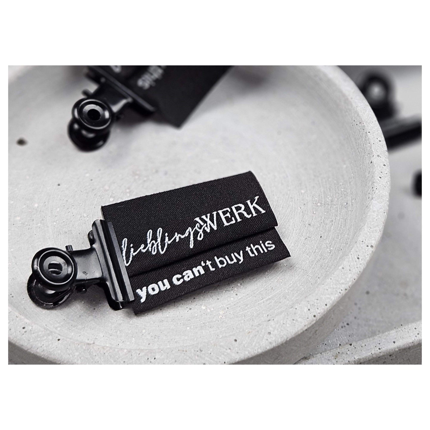 Entdecke unsere auffälligen Statement Weblabels! Perfekt für individuelle DIY-Projekte und einzigartige Modekreationen. Hochwertig, langlebig und einfach anzubringen. Verleihe Deinen Designs eine besondere Note mit unseren trendigen Labels. Jetzt online b