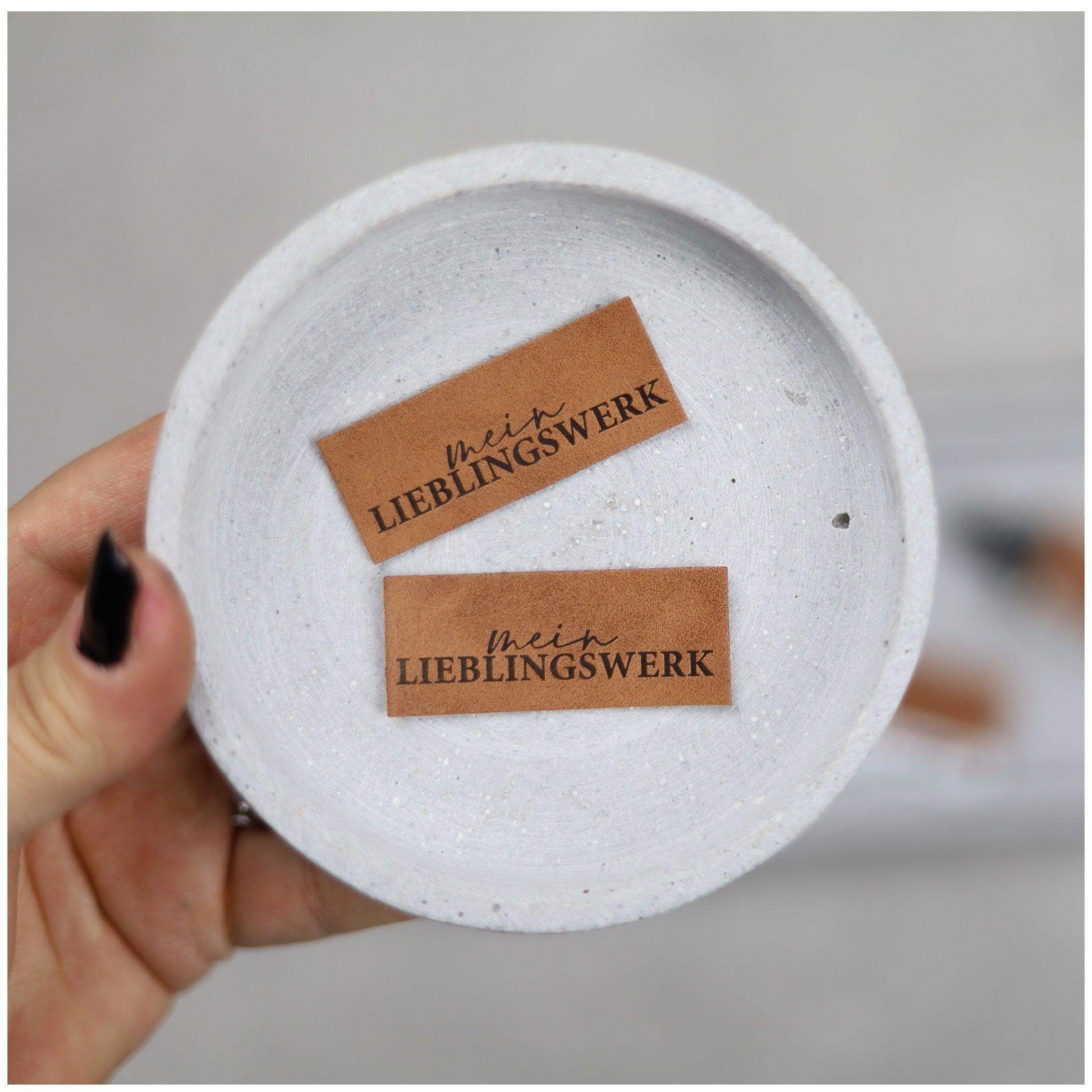 Entdecke unsere auffälligen Statement Weblabels! Perfekt für individuelle DIY-Projekte und einzigartige Modekreationen. Hochwertig, langlebig und einfach anzubringen. Verleihe Deinen Designs eine besondere Note mit unseren trendigen Labels. Jetzt online b