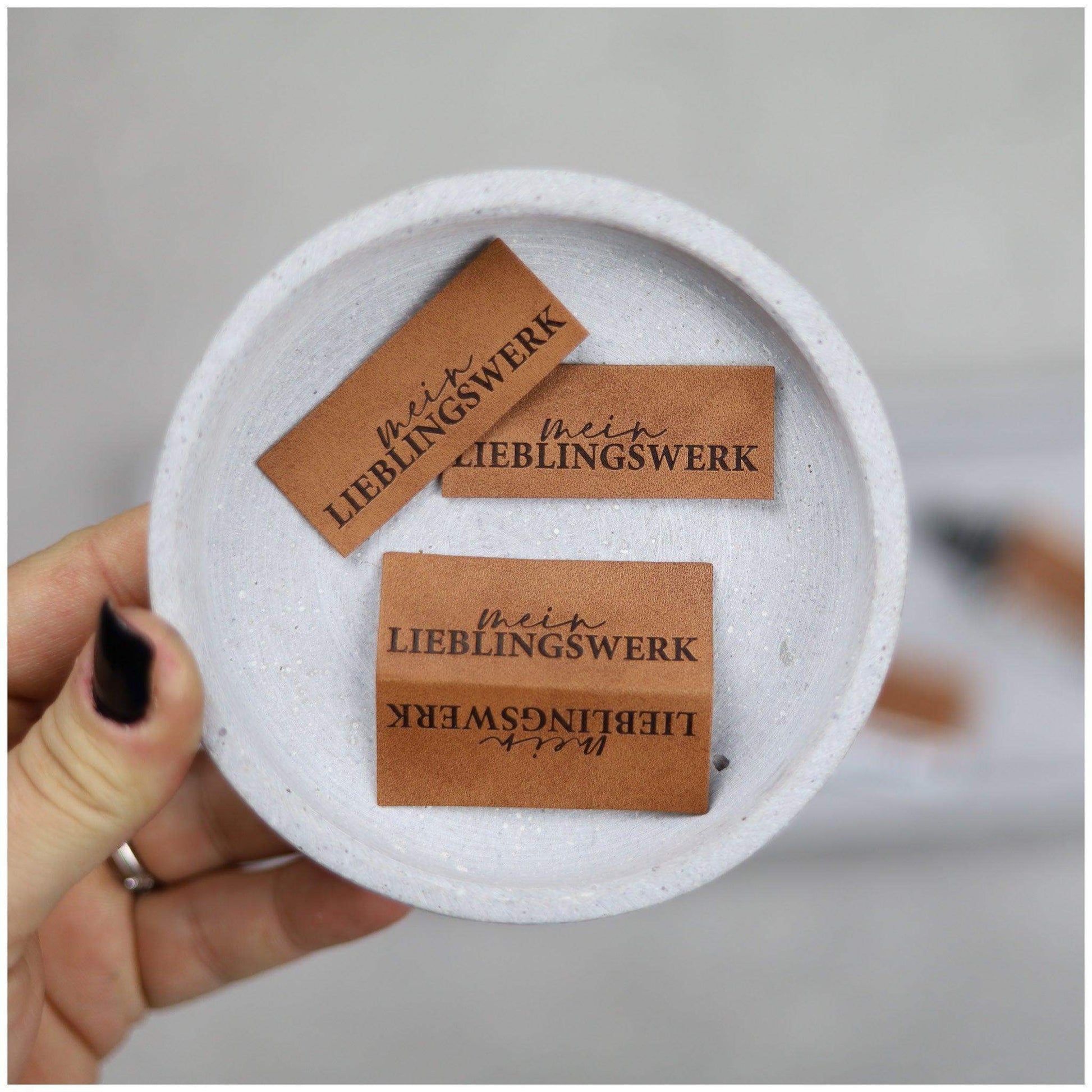Entdecke unsere auffälligen Statement Weblabels! Perfekt für individuelle DIY-Projekte und einzigartige Modekreationen. Hochwertig, langlebig und einfach anzubringen. Verleihe Deinen Designs eine besondere Note mit unseren trendigen Labels. Jetzt online b