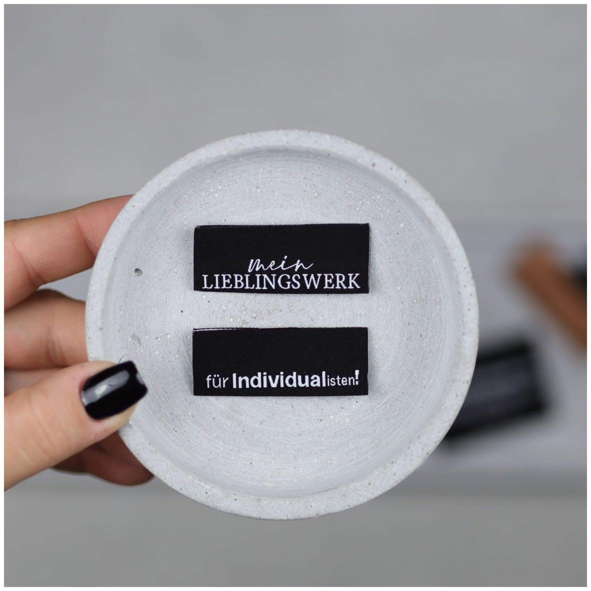 Entdecke unsere auffälligen Statement Weblabels! Perfekt für individuelle DIY-Projekte und einzigartige Modekreationen. Hochwertig, langlebig und einfach anzubringen. Verleihe Deinen Designs eine besondere Note mit unseren trendigen Labels. Jetzt online b