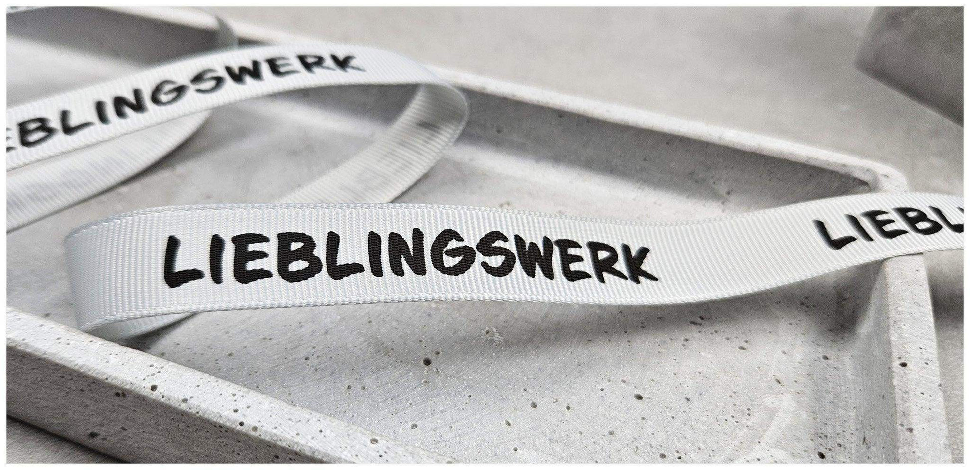 Entdecke unsere vielseitigen Webbänder und Kordeln im schlichten oder auffälligen Neon-Stil! Perfekt für kreative DIY-Projekte, langlebig und einfach zu verarbeiten. Verleihe Deinen Designs eine individuelle Note. Jetzt online bestellen!
