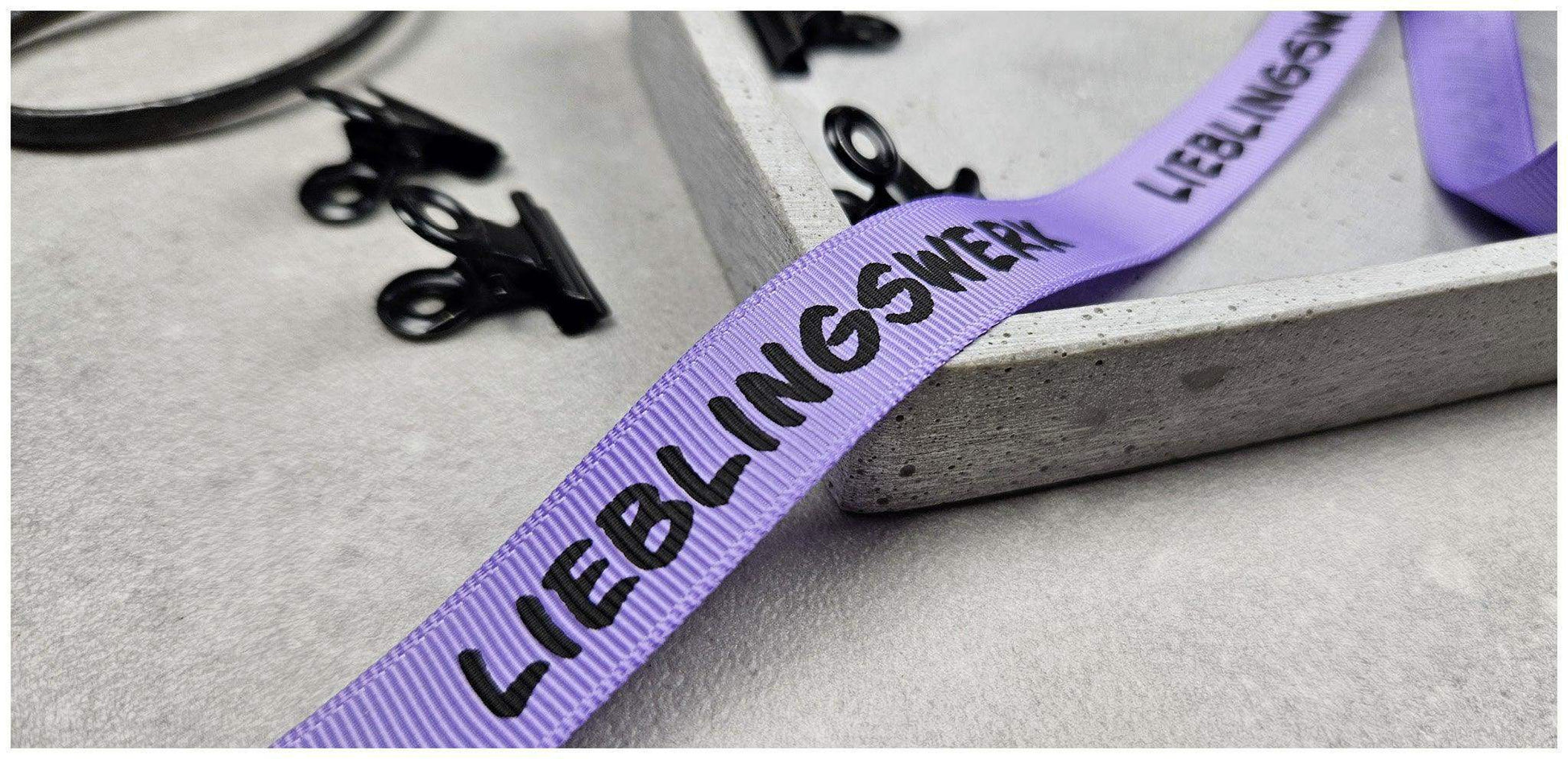 Entdecke unsere vielseitigen Webbänder und Kordeln im schlichten oder auffälligen Neon-Stil! Perfekt für kreative DIY-Projekte, langlebig und einfach zu verarbeiten. Verleihe Deinen Designs eine individuelle Note. Jetzt online bestellen!