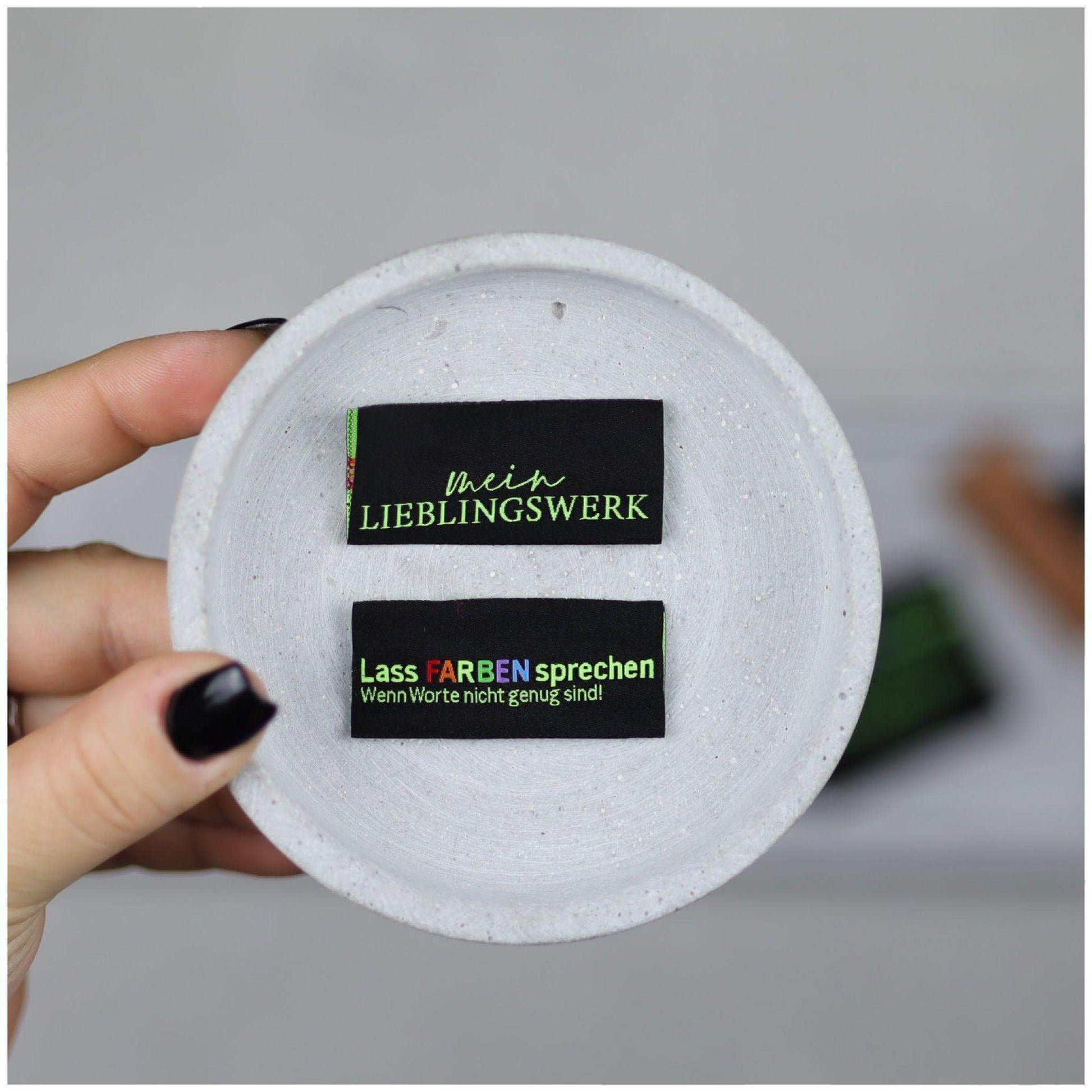 Entdecke unsere auffälligen Statement Weblabels! Perfekt für individuelle DIY-Projekte und einzigartige Modekreationen. Hochwertig, langlebig und einfach anzubringen. Verleihe Deinen Designs eine besondere Note mit unseren trendigen Labels. Jetzt online b