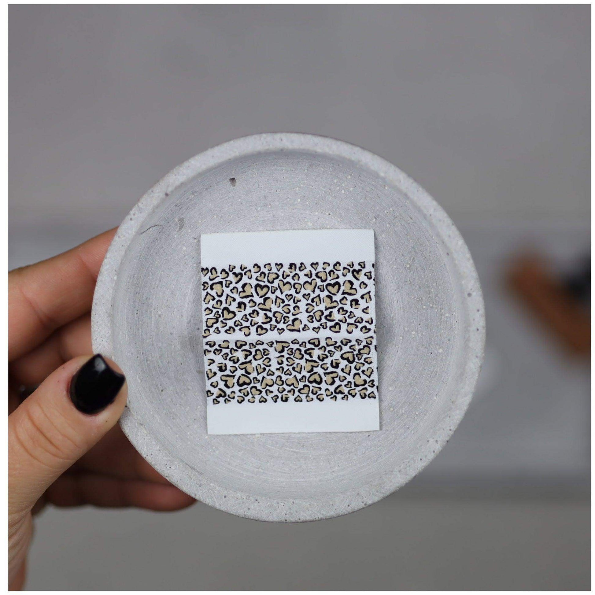 Entdecke unsere auffälligen Statement Weblabels! Perfekt für individuelle DIY-Projekte und einzigartige Modekreationen. Hochwertig, langlebig und einfach anzubringen. Verleihe Deinen Designs eine besondere Note mit unseren trendigen Labels. Jetzt online b