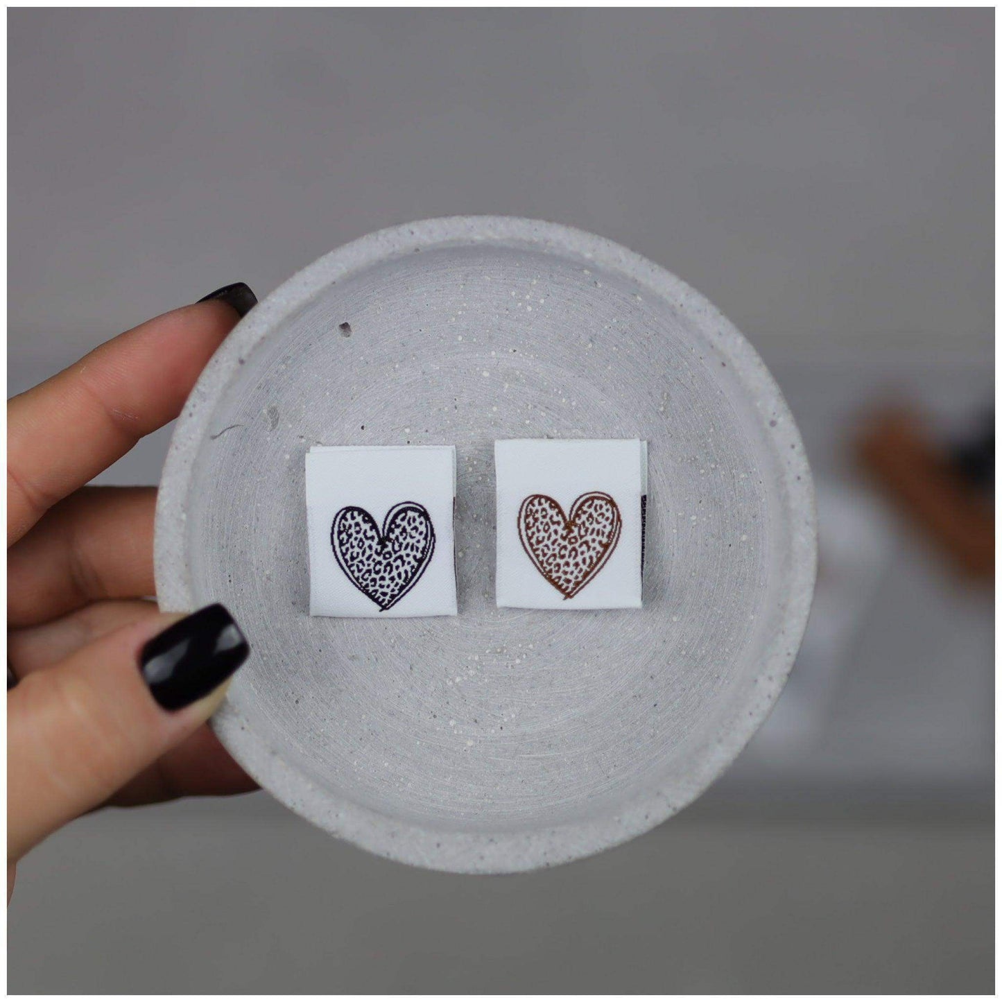 Entdecke unsere auffälligen Statement Weblabels! Perfekt für individuelle DIY-Projekte und einzigartige Modekreationen. Hochwertig, langlebig und einfach anzubringen. Verleihe Deinen Designs eine besondere Note mit unseren trendigen Labels. Jetzt online b