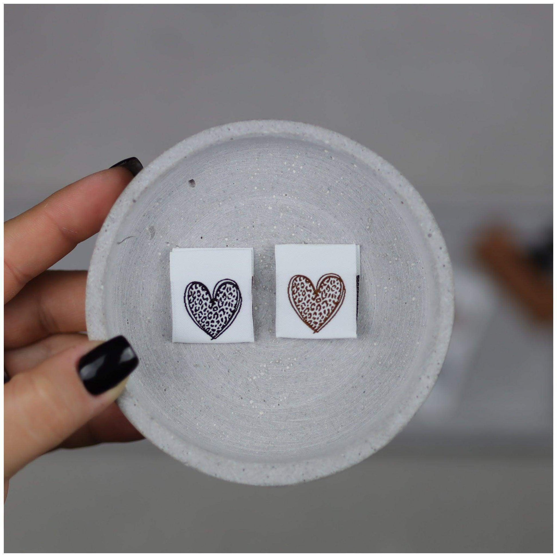 Entdecke unsere auffälligen Statement Weblabels! Perfekt für individuelle DIY-Projekte und einzigartige Modekreationen. Hochwertig, langlebig und einfach anzubringen. Verleihe Deinen Designs eine besondere Note mit unseren trendigen Labels. Jetzt online b