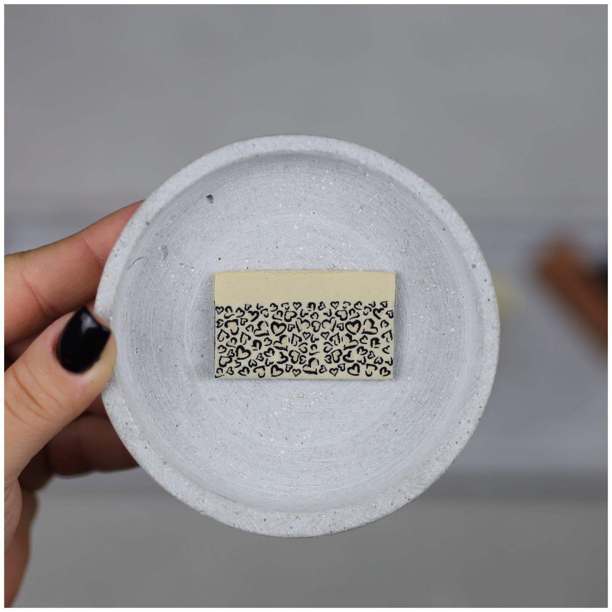 Entdecke unsere auffälligen Statement Weblabels! Perfekt für individuelle DIY-Projekte und einzigartige Modekreationen. Hochwertig, langlebig und einfach anzubringen. Verleihe Deinen Designs eine besondere Note mit unseren trendigen Labels. Jetzt online b