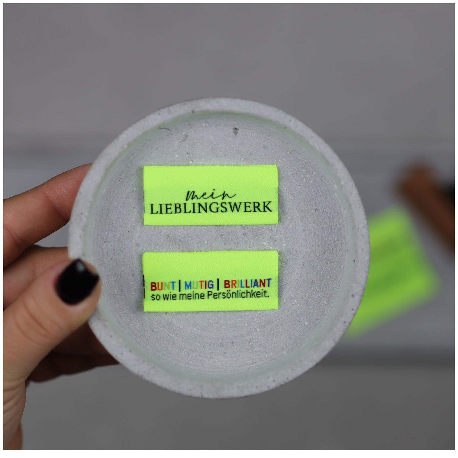 Entdecke unsere auffälligen Statement Weblabels! Perfekt für individuelle DIY-Projekte und einzigartige Modekreationen. Hochwertig, langlebig und einfach anzubringen. Verleihe Deinen Designs eine besondere Note mit unseren trendigen Labels. Jetzt online b