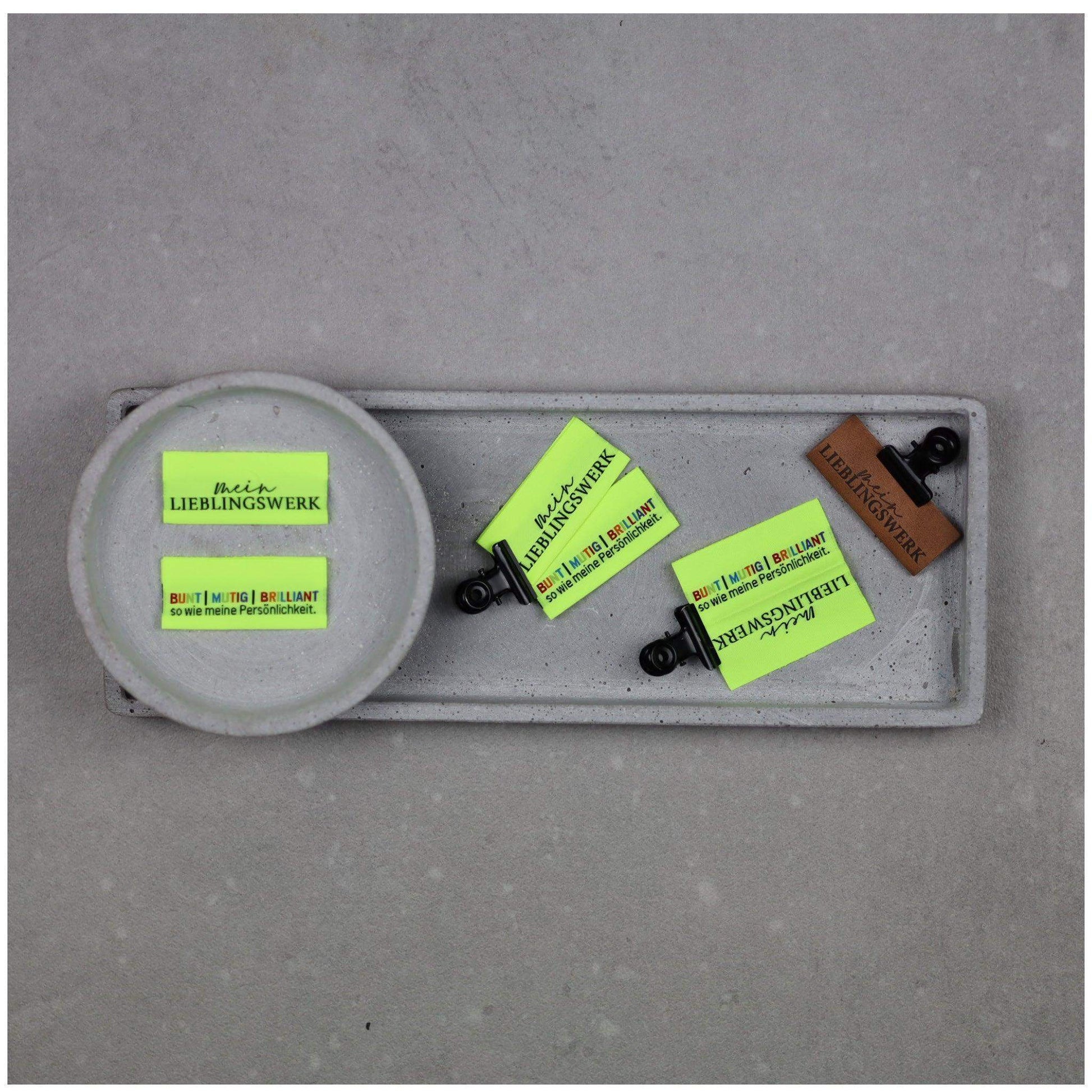 Entdecke unsere auffälligen Statement Weblabels! Perfekt für individuelle DIY-Projekte und einzigartige Modekreationen. Hochwertig, langlebig und einfach anzubringen. Verleihe Deinen Designs eine besondere Note mit unseren trendigen Labels. Jetzt online b