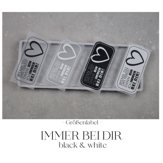 Entdecke unsere stylischen Größenlabels als Bügelbilder für Statement-Jacken! Einfach aufzubügeln, langlebig und perfekt für individuelle DIY-Projekte. Verleihe Deinen Jacken eine persönliche Note und sorge für klare Größenangaben. Jetzt online kaufen!
