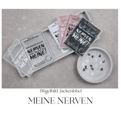 Entdecke unsere stylischen Größenlabels als Bügelbilder für Statement-Jacken! Einfach aufzubügeln, langlebig und perfekt für individuelle DIY-Projekte. Verleihe Deinen Jacken eine persönliche Note und sorge für klare Größenangaben. Jetzt online kaufen!